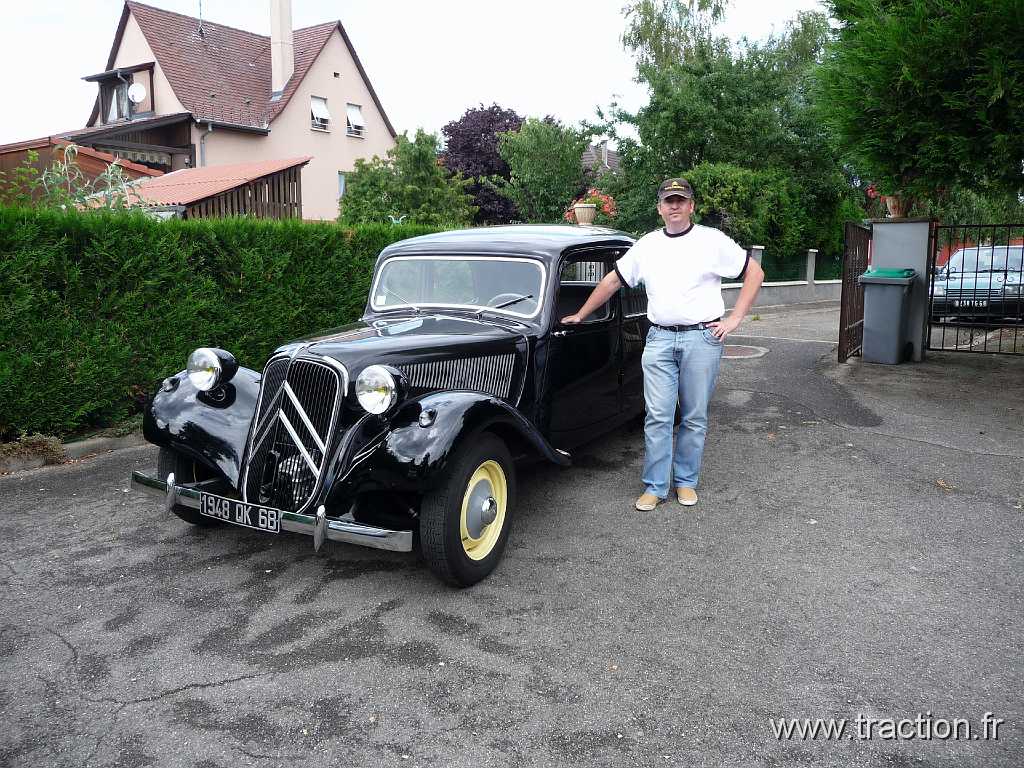 2009_06_21 Niederentzen 01.jpg - 21/06/2009 - 68127 NIEDERENTZENF�te des P�resPremi�re sortie de la CITROèN traction 11B de 1954 ˆ Jean-Luc LƒVæQUE(presque restaurŽe en 8 ans reste le capot, la malle et des dŽtails)ImmatriculŽe : 1948 QK 68